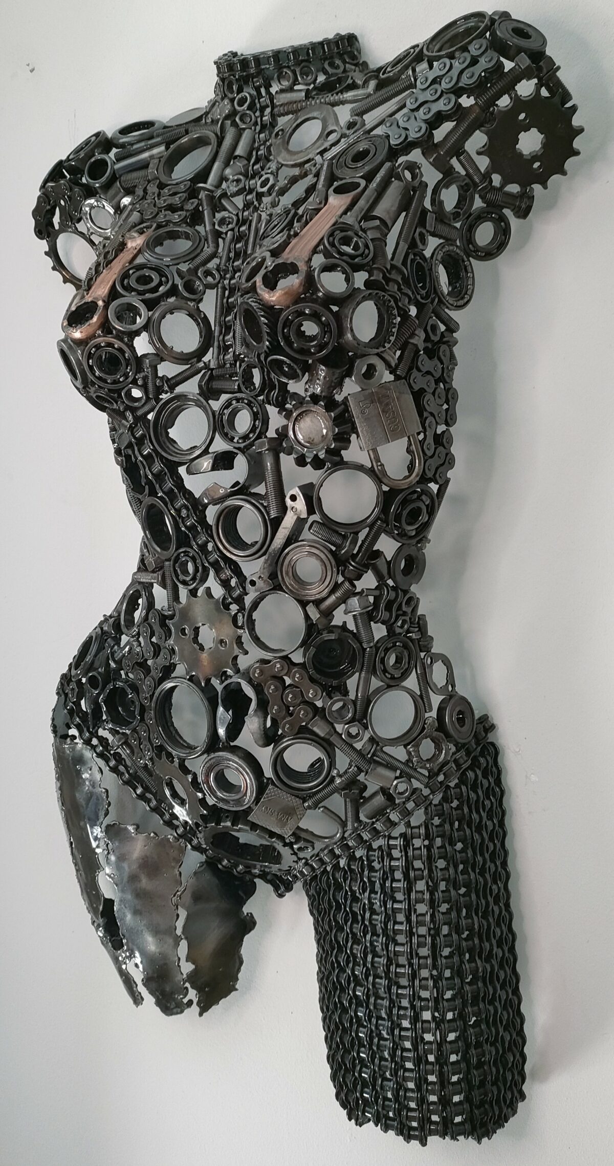Demi-buste pièces mécaniques Emma – sculpture déco en métal, vue 3, fabrication artisanale design