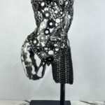 Demi-buste pièces mécaniques sur pied Giulia – sculpture déco en métal, vue 1, fabrication artisanale design