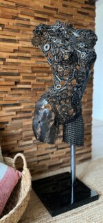 Demi-buste pièces mécaniques sur pied Giulia – sculpture déco en métal, vue 2, fabrication artisanale design