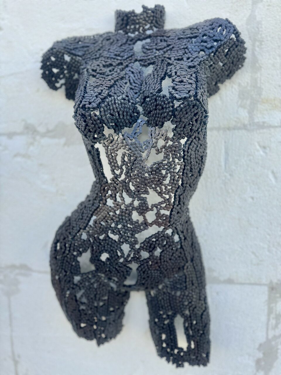 Demi-buste chaîne acier noir Julie – sculpture déco en métal, vue 1, fabrication artisanale design