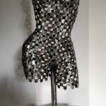 Buste en carré métal sur pied Léana – sculpture déco en métal, vue 1, fabrication artisanale design