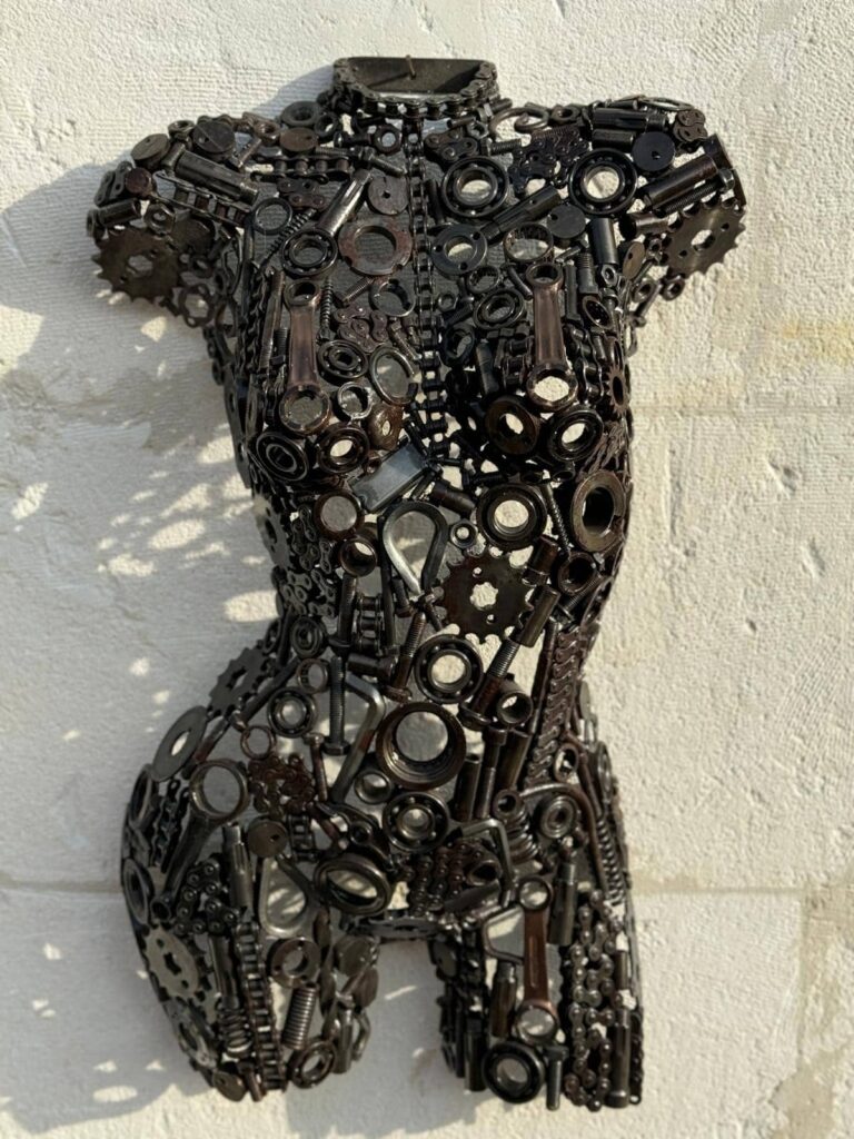 Demi-buste métal mécaniques Magali – sculpture déco en métal, vue 1, fabrication artisanale design