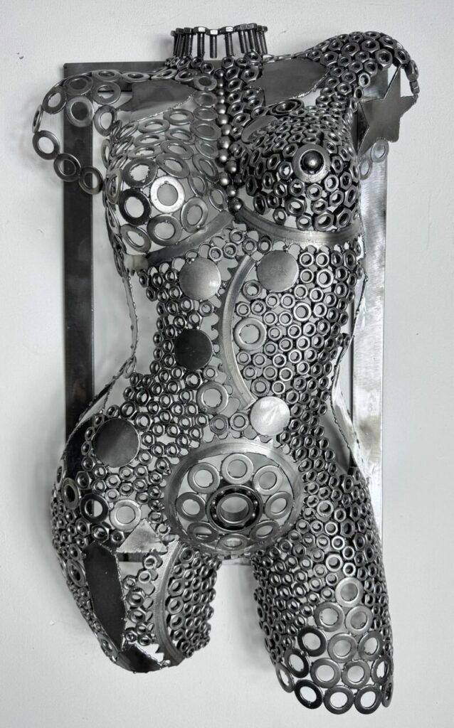 Demi-buste sur cadre Marion – sculpture déco en métal, vue 1, fabrication artisanale design