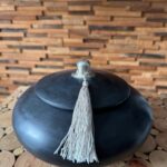 Pot plat noir avec couvercle