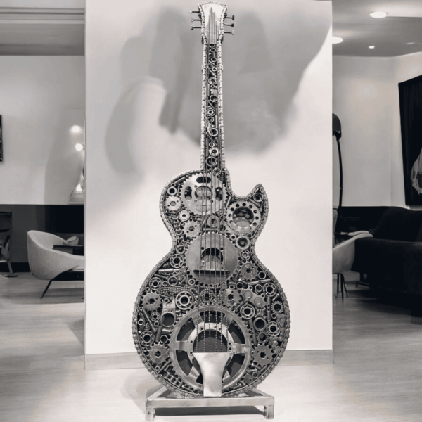 Guitare en métal sur socle