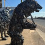 Ours en métal jouant du violon, sculpture originale en pièces recyclées vue 4