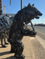 Ours en métal jouant du violon, sculpture originale en pièces recyclées vue 4