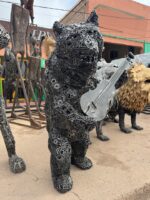Ours en métal jouant du violon, sculpture originale en pièces recyclées vue 2