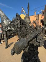 Ours en métal jouant du violon, sculpture originale en pièces recyclées vue 3