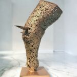 tête de cheval sculpture entrain de manger en métal