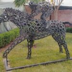 Cheval de course et son jockey métal