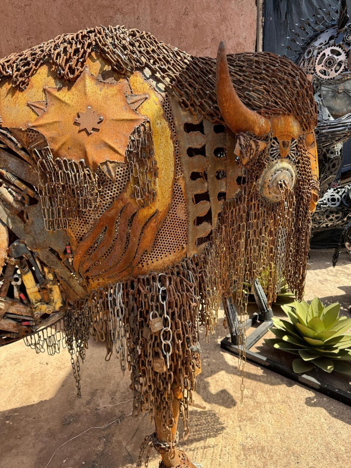 Statue bison d'Amérique en métal recyclé pour extérieur ou intérieur vue 6