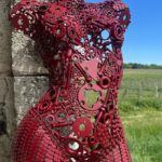 Buste en métal pour décoration intérieure artisanale rouge basque