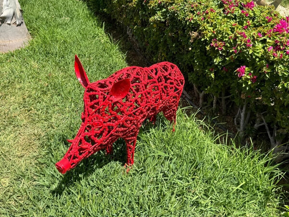 Sanglier en chaîne, métal forgé à la main, sculpture sauvage rouge 1