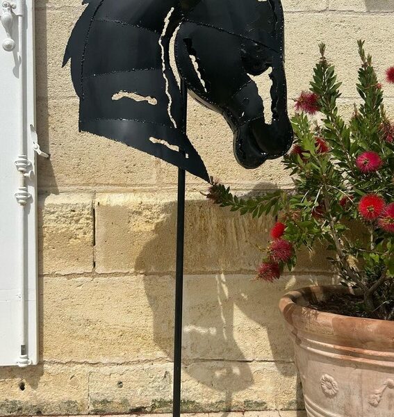 Tête de cheval sur pied haut