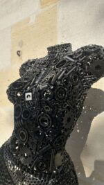 Détail de l’épaule du buste Louise en métal recyclé