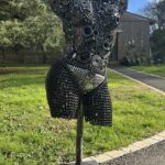 Buste de femme en métal recyclé - vue de face de la sculpture Louise