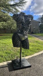 Buste de femme en métal recyclé - vue de face de la sculpture Louise