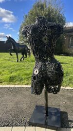 Vue de dos du buste de femme en métal recyclé - œuvre Louise