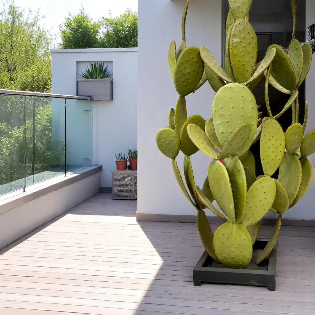 Cactus en métal de grande taille installé sur une terrasse