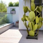 Cactus en métal de grande taille installé sur une terrasse