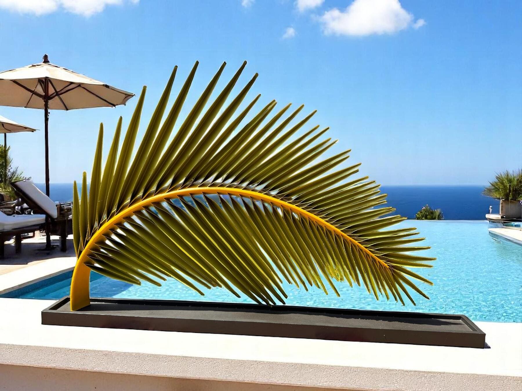 Sculpture de feuille de palmier en métal au bord d'une piscine avec vue sur mer