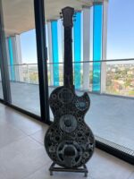 Sculpture de guitare en métal recyclé avec engrenages pour déco industrielle