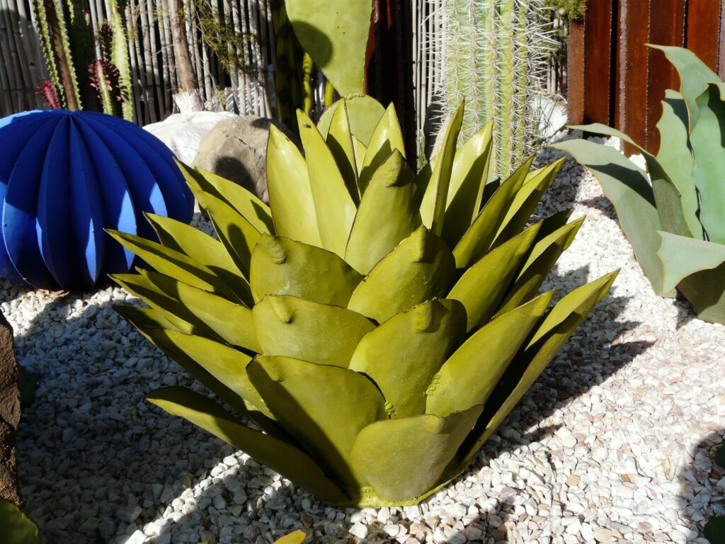 Plante agave décorative en métal vert pour espace extérieur désertique