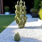 Sculpture de cactus en métal dans une entrée de maison contemporaine avec gravier blanc