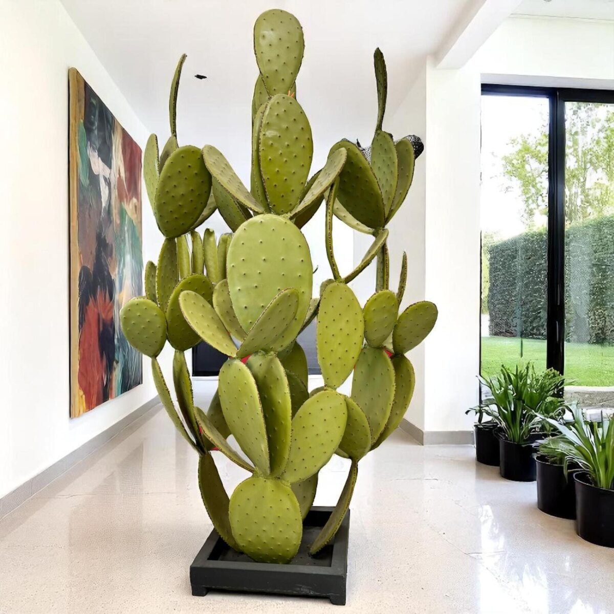 Cactus artistique en métal dans un intérieur moderne et lumineux