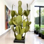 Cactus artistique en métal dans un intérieur moderne et lumineux