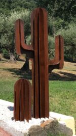 Grande succulente en métal posée sur graviers blancs dans un décor d'art de jardin