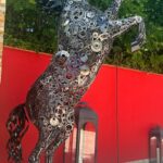 cheval en métal cabré sur une terrasse dans le sud est de la France vers cannes