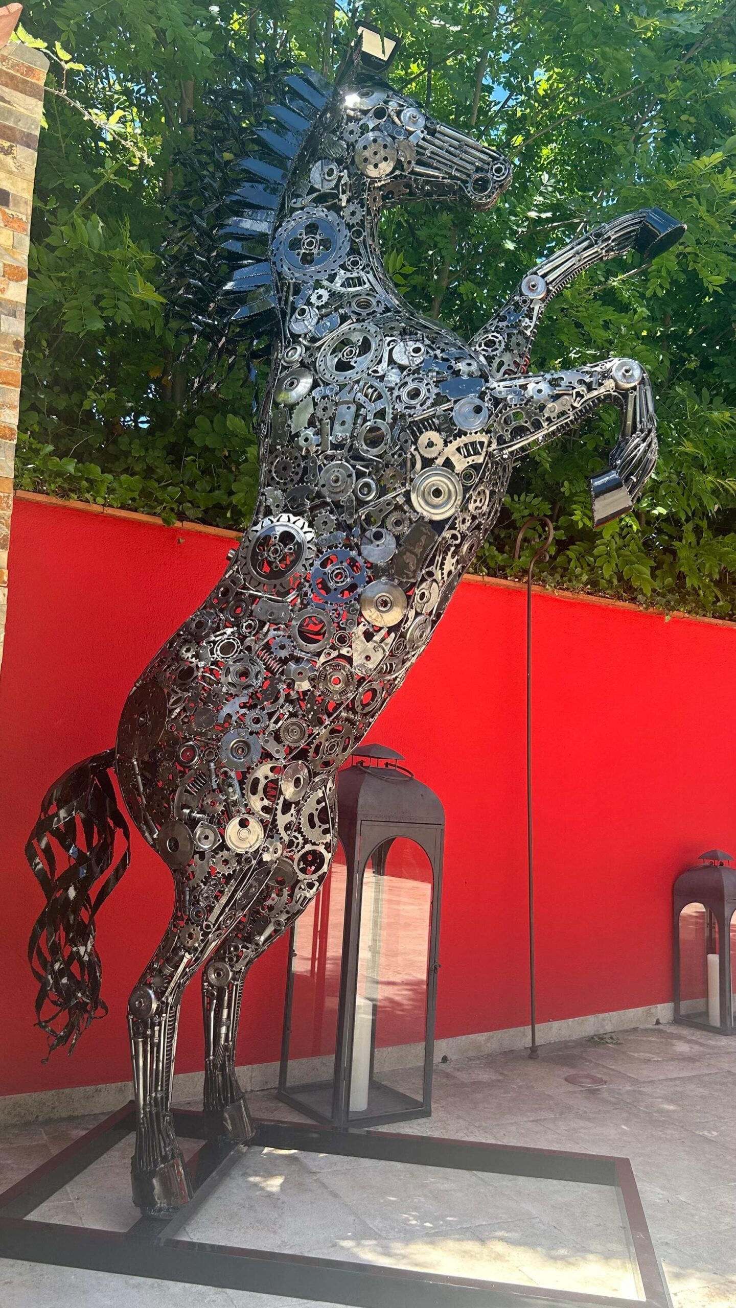 cheval en métal cabré sur une terrasse dans le sud est de la France vers cannes