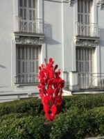 Sculpture cactus rouges en métal dans un parc d'une résidence