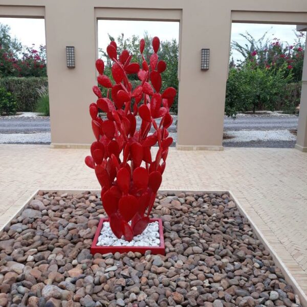 Sculpture cactus rouges en métal dans une cour extérieur contemporain