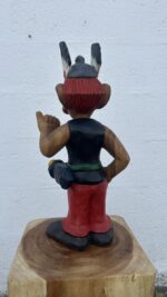 Sculpture d’Astérix sur socle en bois, pièce décorative artisanale inspirée de la bande dessinée