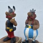 Sculpture en bois d’Astérix et Obélix posée sur socle, pièce décorative faite main en Thaïlande