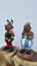 Sculpture en bois d’Astérix et Obélix posée sur socle, pièce décorative faite main en Thaïlande