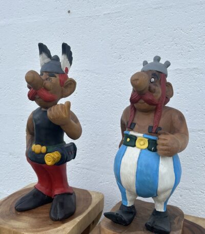 Sculpture en bois d’Astérix et Obélix posée sur socle, pièce décorative faite main en Thaïlande