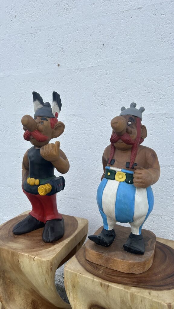 Sculpture en bois d’Astérix et Obélix posée sur socle, pièce décorative faite main en Thaïlande