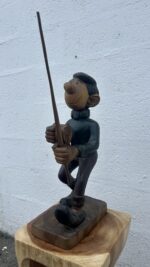 Détail sculpté de la main et de la canne de Gaston Lagaffe en bois de manguier, sculpture faite main