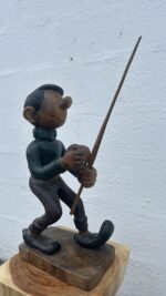 Sculpture artisanale de Gaston Lagaffe en bois de manguier, vue de face, faite main en Thaïlande
