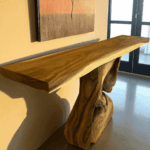 Console en bois massif de manguier importée de Thaïlande. Pièce artisanale idéale pour une décoration intérieure exotique ou bohème.