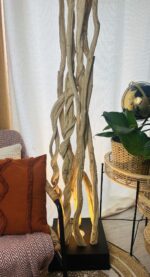 Lampe de décoration zen et chic, fabriquée en bois flotté et lianes naturelles artisanales