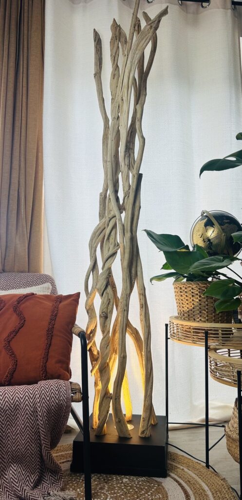 Lampe sur pied en bois flotté avec lianes importées de Thaïlande – parfaite pour un salon