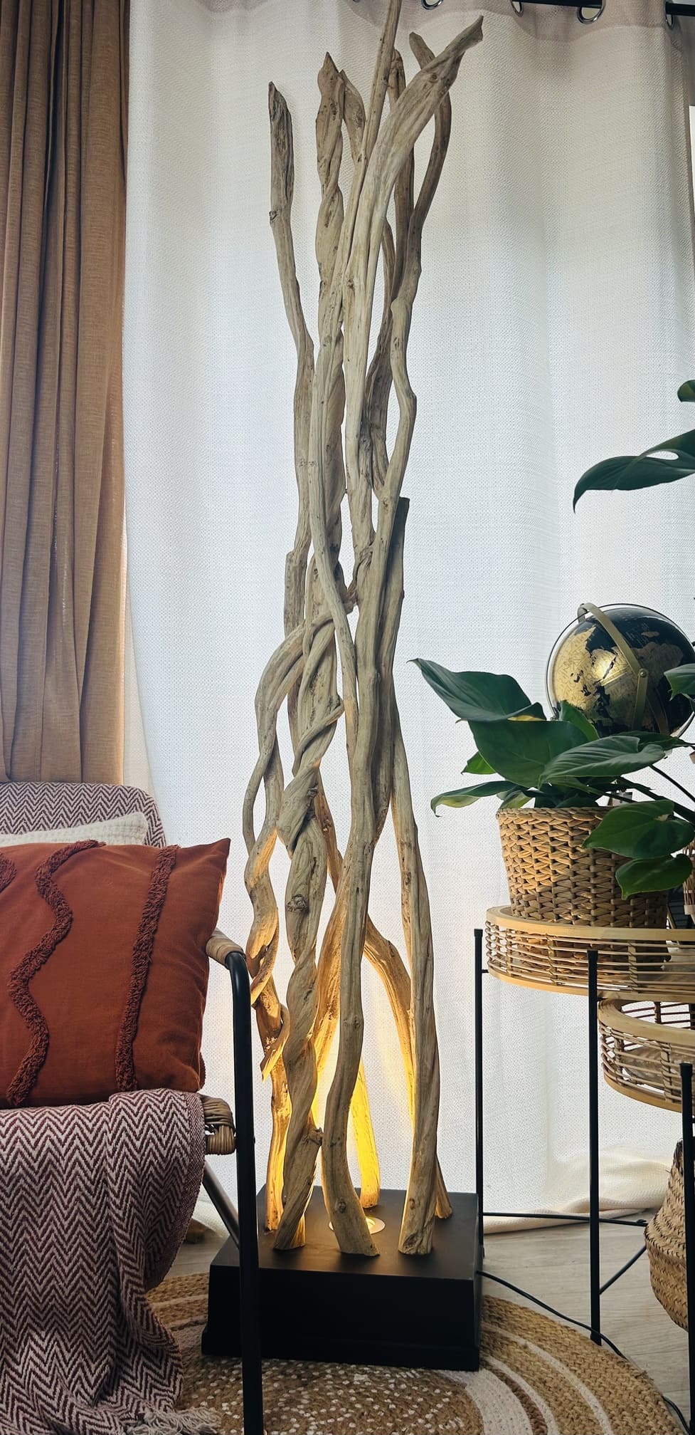 Lampe sur pied en bois flotté avec lianes importées de Thaïlande – parfaite pour un salon