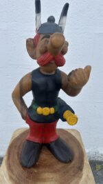 Vue de profil d’Astérix sculpté en bois massif, pièce artisanale importée de Thaïlande