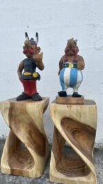 Gros plan sur les détails de la sculpture bois d’Astérix et Obélix, finitions artisanales précises