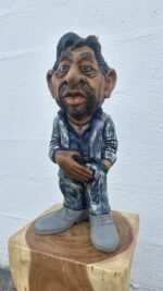 Sculpture de Serge Gainsbourg sur socle en bois, pièce décorative artisanale pour intérieur artistique